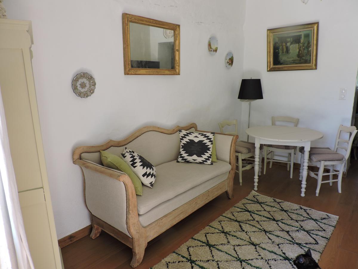 La Nesquiere Chambres D'Hotes แปร์นส์-เลส์-ฟงแตนส์ ภายนอก รูปภาพ