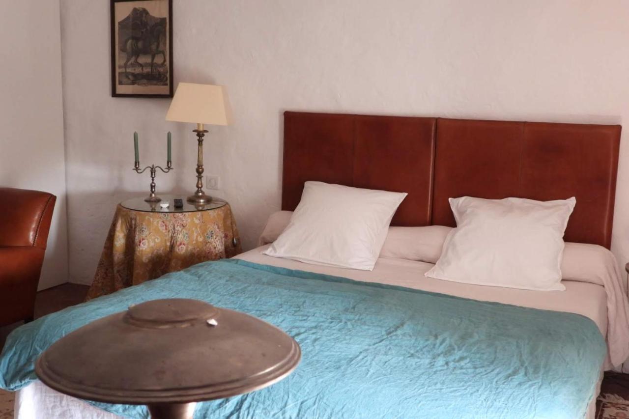 La Nesquiere Chambres D'Hotes แปร์นส์-เลส์-ฟงแตนส์ ภายนอก รูปภาพ